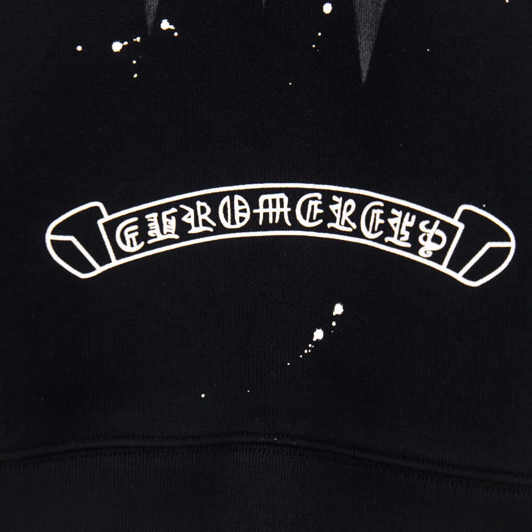 P280 zp version [exclusive supply] Chrome Hearts/Cro Heart 2025Fw new autumn and winter 420g pullover round neck long-sleeved sweatshirt CH horseshoe print Sanskrit graffiti letter logo embossing process same style for men and women brand classic pure cotton fabric official synchronization high version high quality fashion personality versatile trend pure original quality original fabric hangtag collar label washed wheat three labels complete Color: black white Size: XS S M L No.: YK10715
